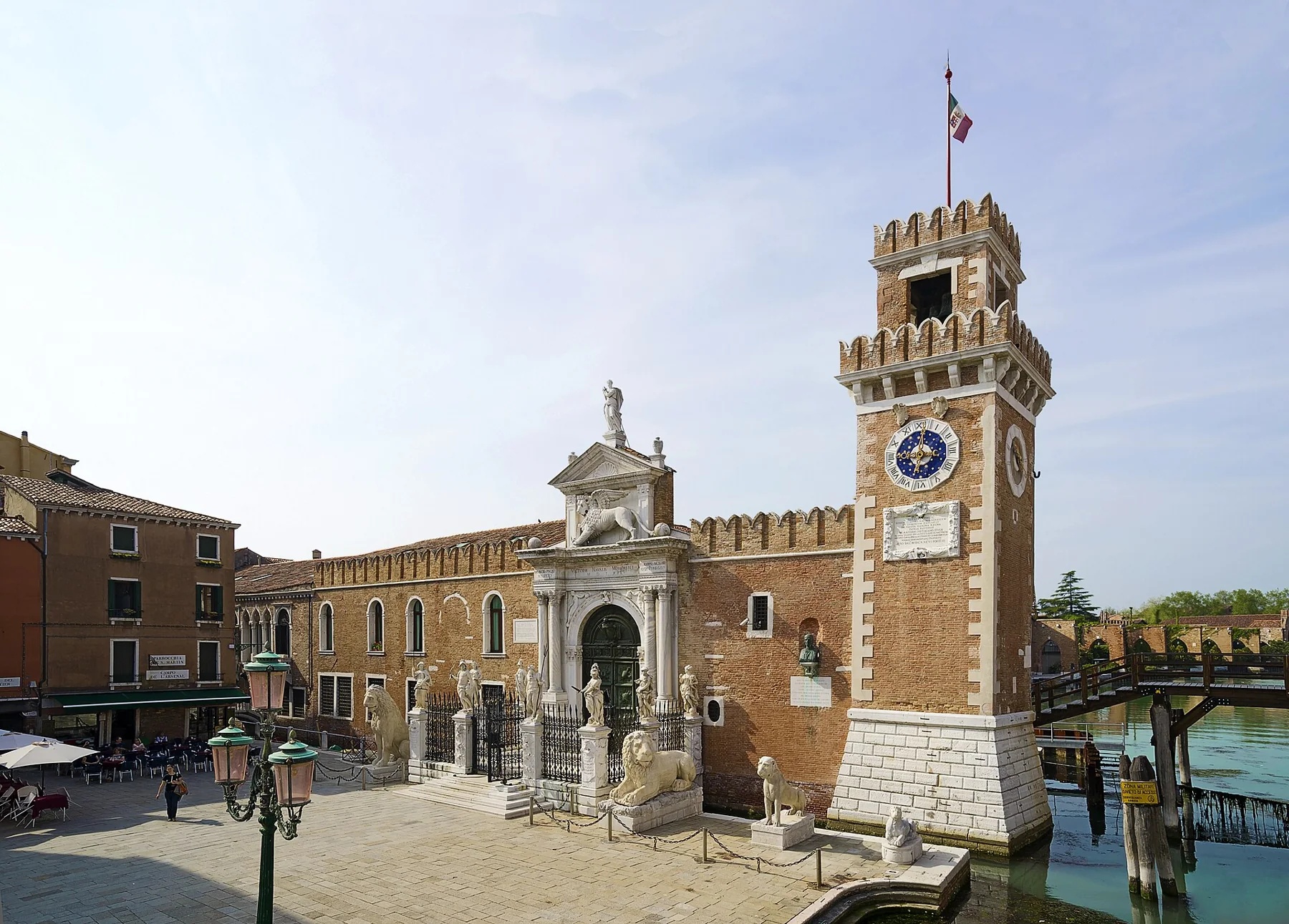 La soi-disant « entrée de terre ferme » de l'Arsenale de Venise a été construite entre 1692 et 1694 sur un projet d'Alessandro Tremignon. Huit figures debout sur des piédestaux au sol : au premier rang, de gauche à droite : La Giustizia de Giovanni Antonio Comino, Marte de Giovanni Antonio Comino, Nettuno de Giovanni Antonio Comino, Bellona de Francesco Cabianca ; aux deuxième et troisième rangs : L'Abbondanza de Francesco Cabianca (dernier rang à droite), La Vigilanza de Francesco Cabianca (deuxième rang à droite), deux autres statues allégoriques de Giovanni Antonio Comino (deuxième et troisième rang à gauche)
