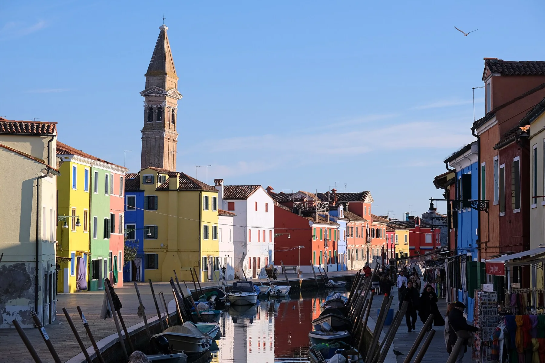 Le Rio Giudecca vu du pont Tre Ponti : maisons colorées et campanile de l'église San Martino.