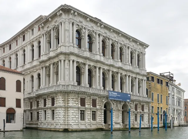 Ca'Pesaro_di_Baldassarre_Longhena_facciata_sul_Canal_Grande.jpg